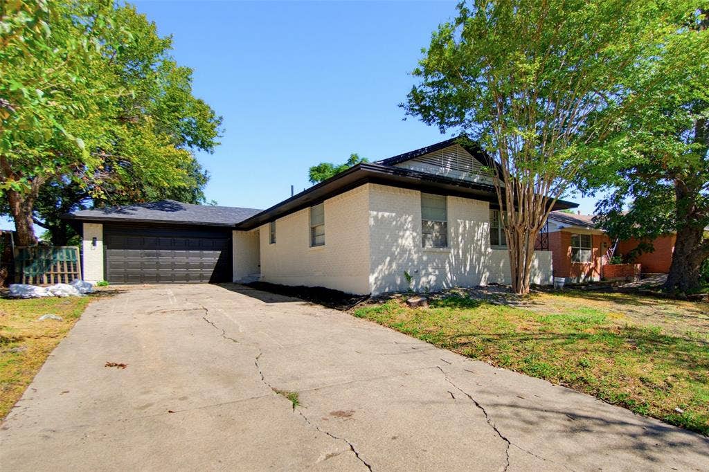 3049 Latham Drive, Dallas, TX 75229 3049 Latham Drive, Dallas, TX 75229