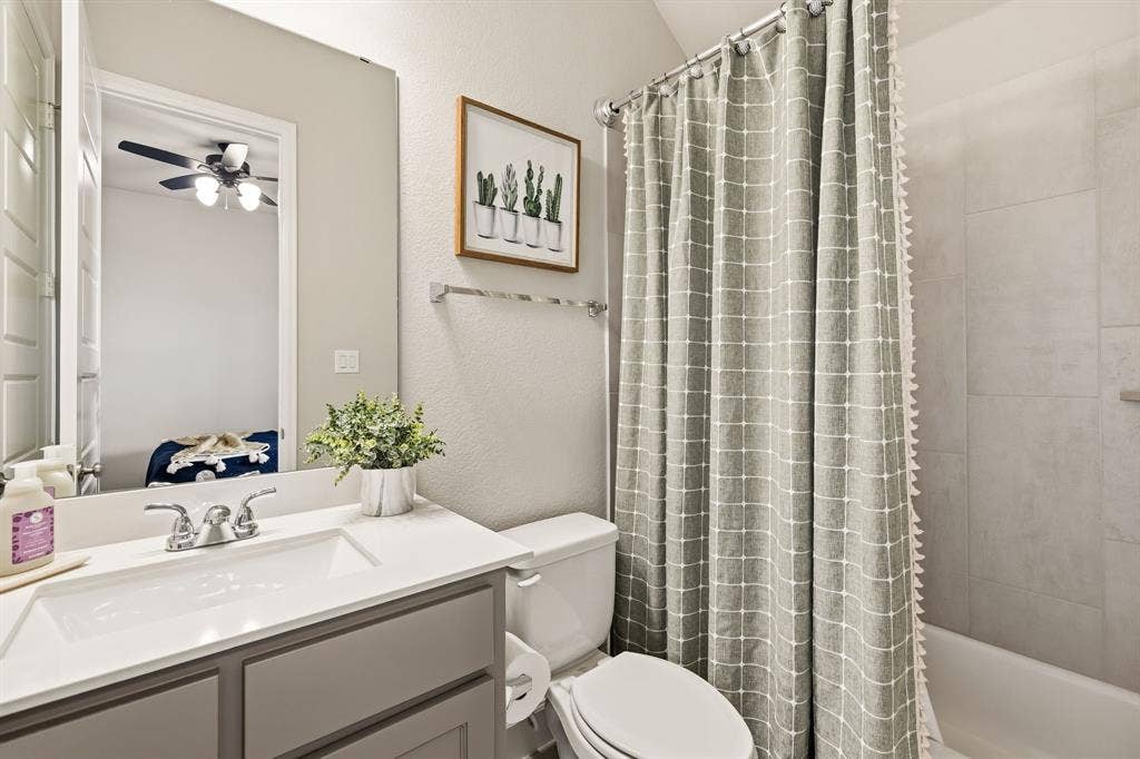 8901 Brandy Branch Way, McKinney, TX 75071 En-suite bathroom