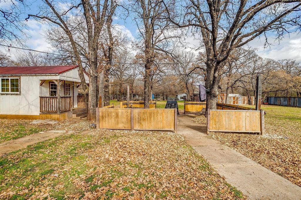 1809 Whispering Oaks Street, #B, Burleson, TX 76028 1809 Whispering Oaks Street, #B, Burleson, TX 76028