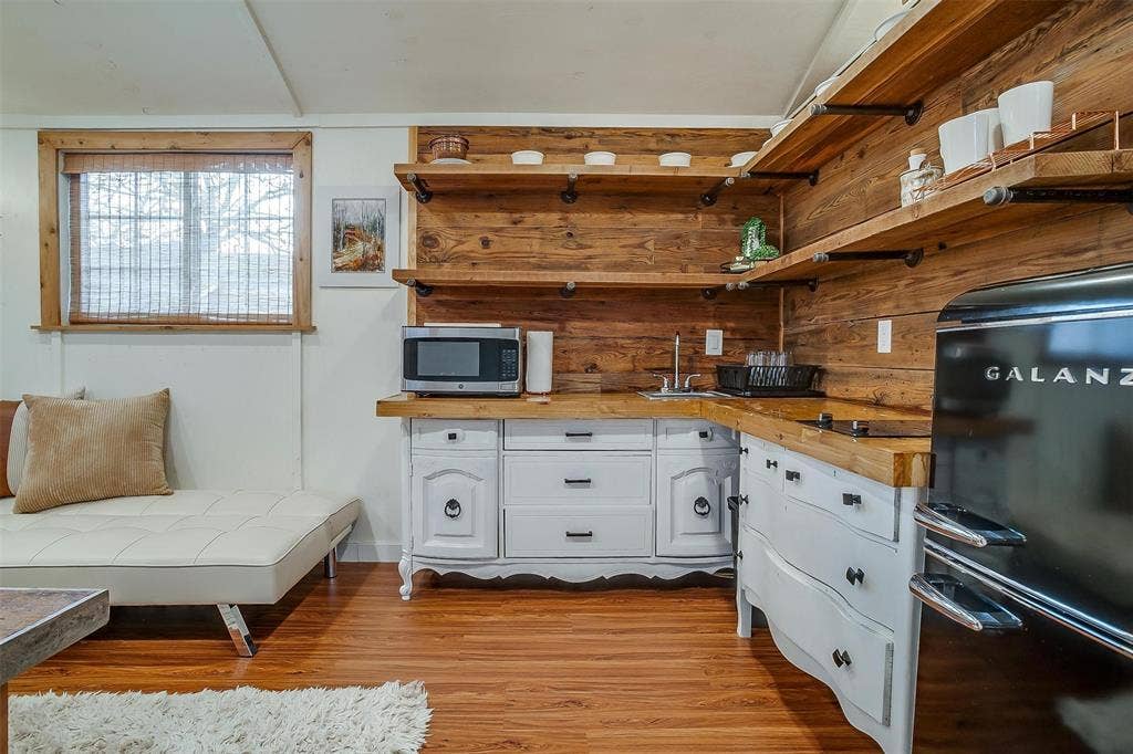 1809 Whispering Oaks Street, #B, Burleson, TX 76028 1809 Whispering Oaks Street, #B, Burleson, TX 76028