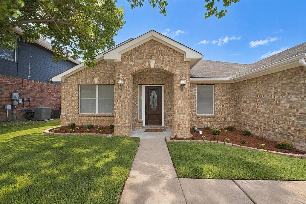 2440 Ranchview Drive, Grand Prairie, TX 75052 2440 Ranchview Drive, Grand Prairie, TX 75052