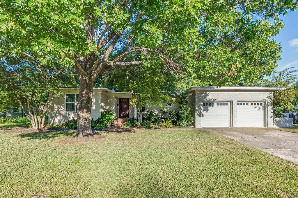 9711 E Lake Highlands Drive, Dallas, TX 75218