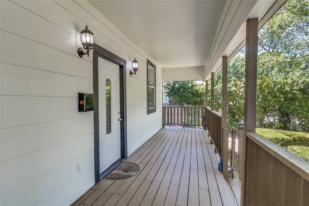 915 Cameron Avenue, Dallas, TX 75223 Welcoming Front Porch
