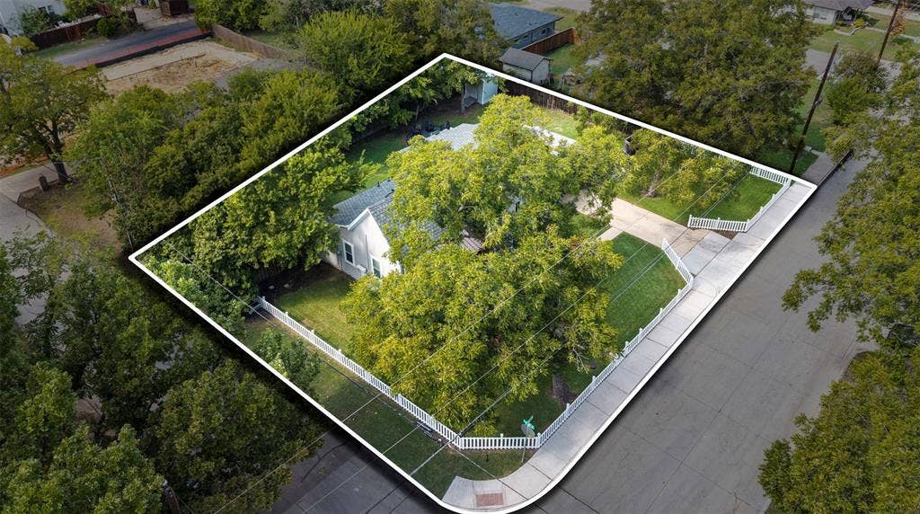 901 Oak Street, McKinney, TX 75069 Corner lot featuring a fenced perimeter, expansive lawn, and mature trees