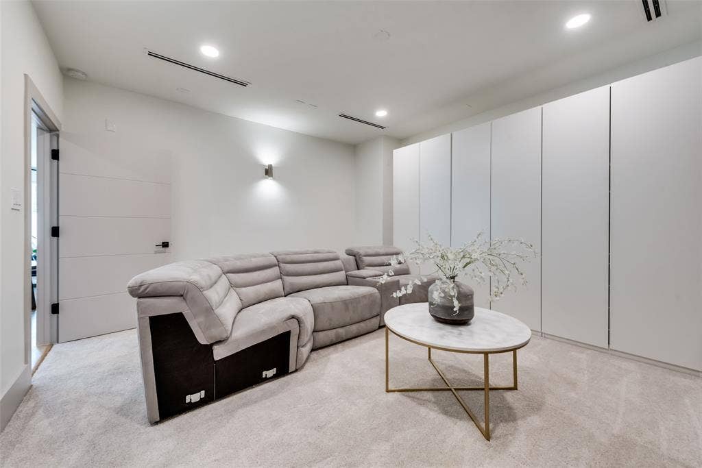 4528 W Amherst Avenue, Dallas, TX 75209