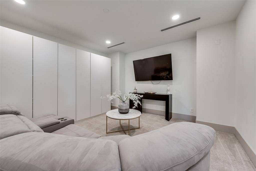4528 W Amherst Avenue, Dallas, TX 75209