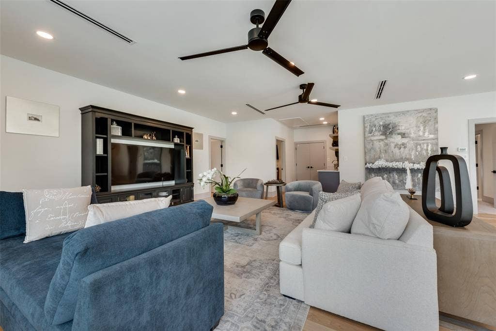 4528 W Amherst Avenue, Dallas, TX 75209