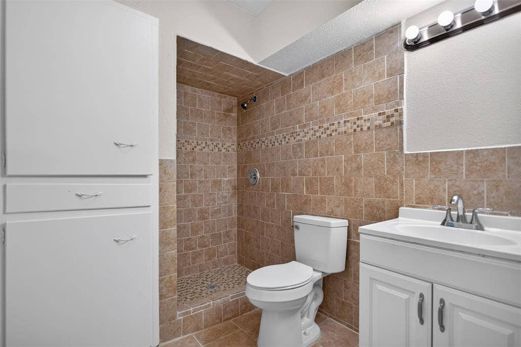 9610 Jennie Lee Lane, Dallas, TX 75227 Primary Bedroom Bath