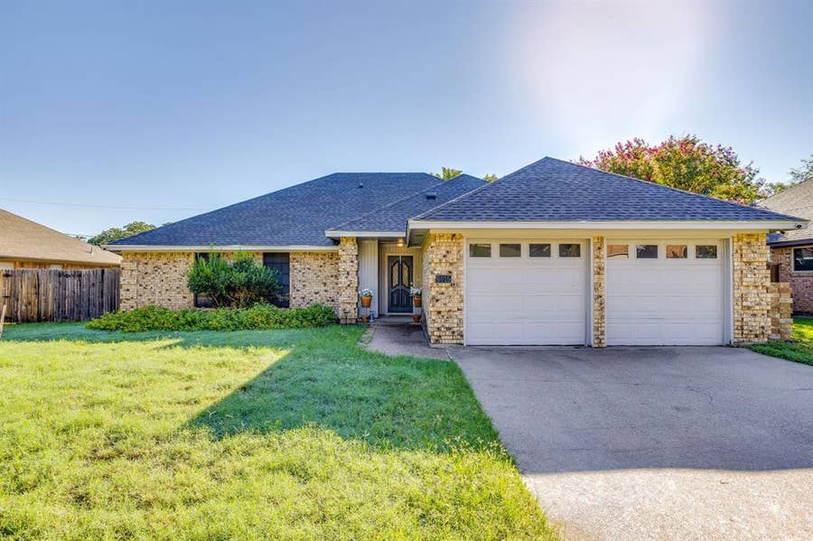 Property photo for 6015 Kenilworth Drive, Arlington, TX