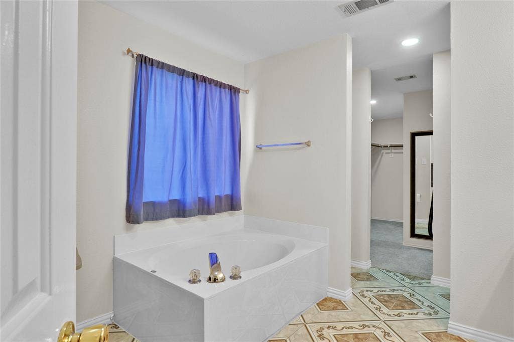 5753 Lionfish Way, Fort Worth, TX 76131 Master bath with garden tub.