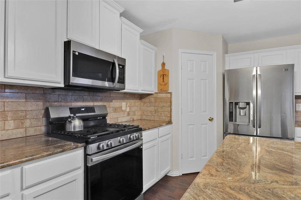 5753 Lionfish Way, Fort Worth, TX 76131 Gas range and microwave.