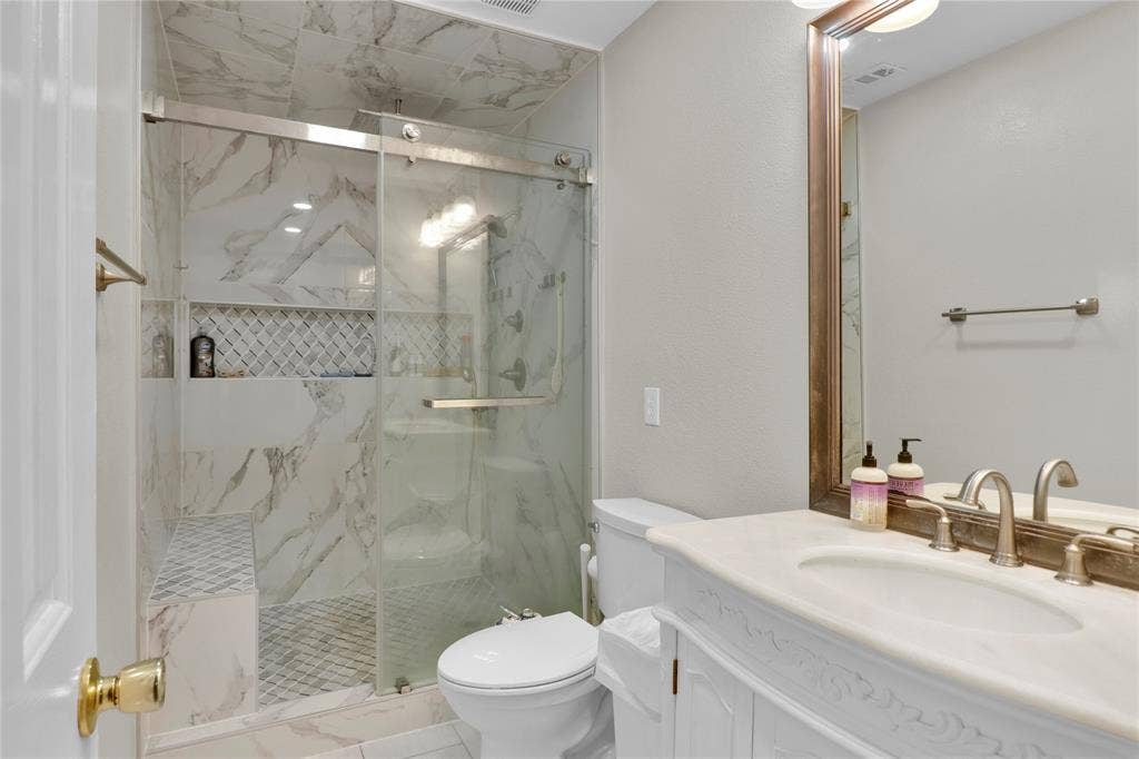 5753 Lionfish Way, Fort Worth, TX 76131 Secondary bathroom.