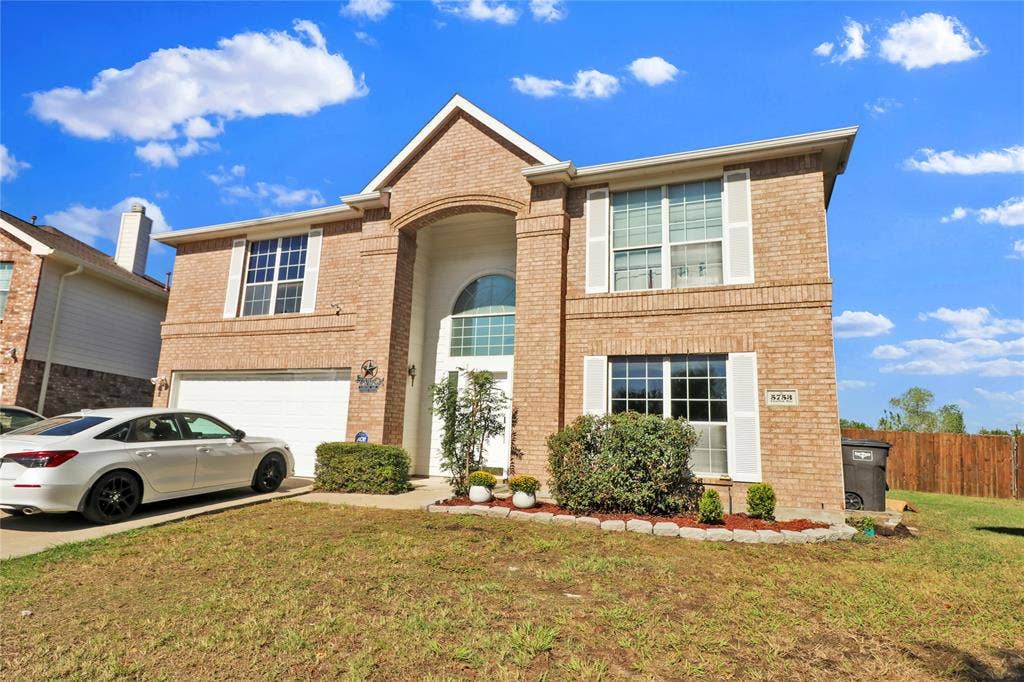 5753 Lionfish Way, Fort Worth, TX 76131 Side front view