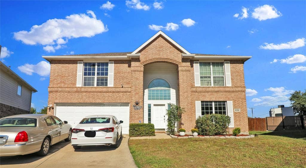 5753 Lionfish Way, Fort Worth, TX 76131 Front view of home on cul de sac.