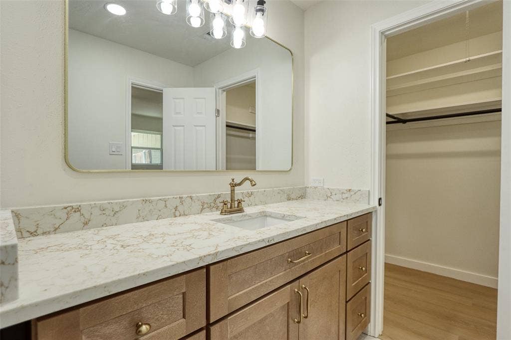 729 Oakwood Avenue, Hurst, TX 76053 729 Oakwood Avenue, Hurst, TX 76053