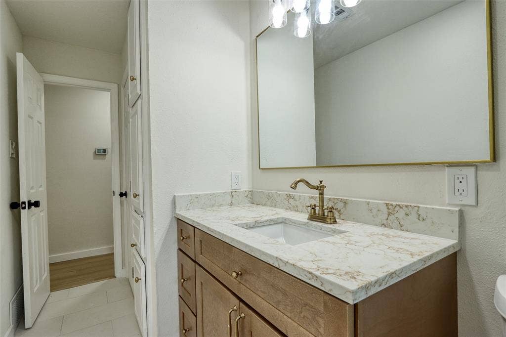 729 Oakwood Avenue, Hurst, TX 76053 729 Oakwood Avenue, Hurst, TX 76053