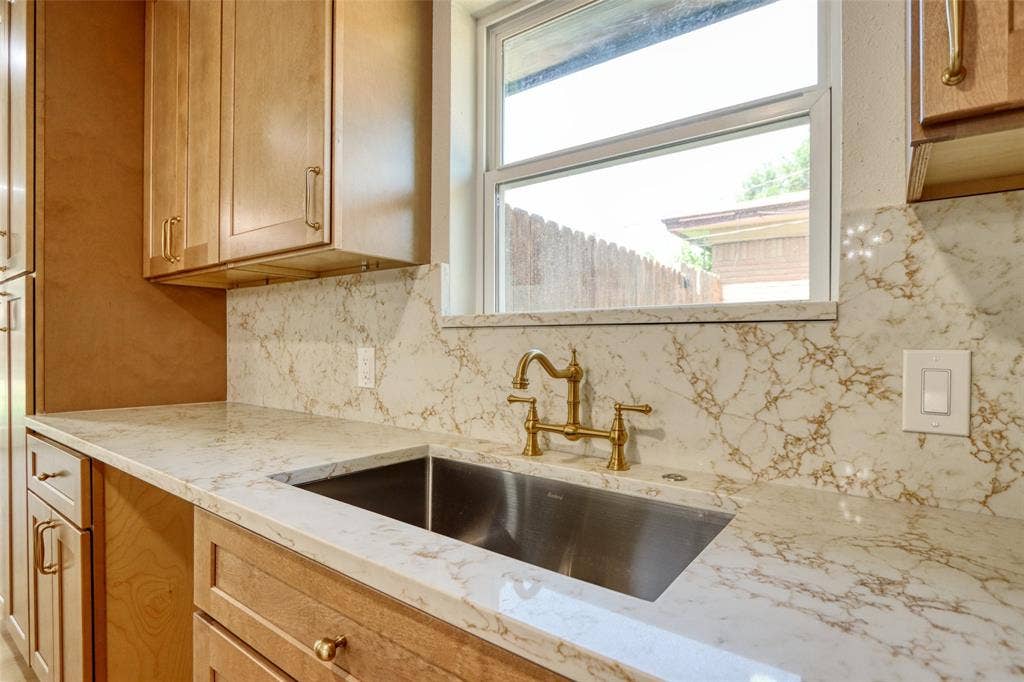 729 Oakwood Avenue, Hurst, TX 76053 729 Oakwood Avenue, Hurst, TX 76053