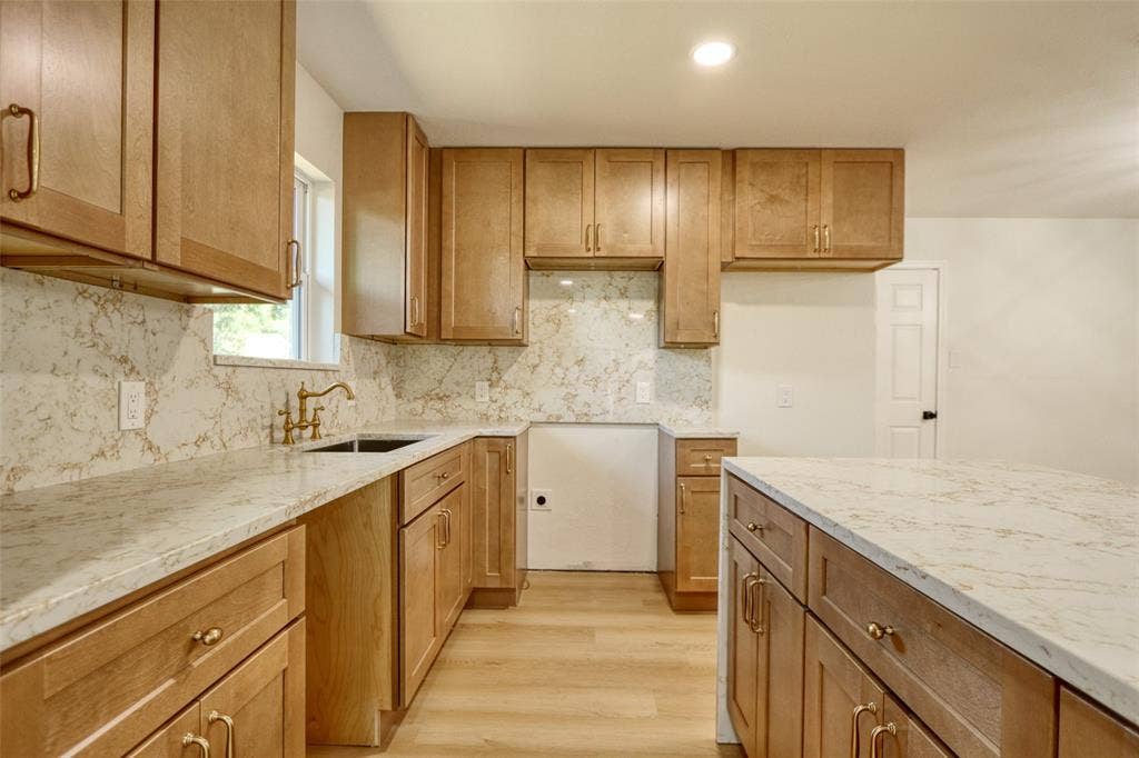 729 Oakwood Avenue, Hurst, TX 76053 729 Oakwood Avenue, Hurst, TX 76053