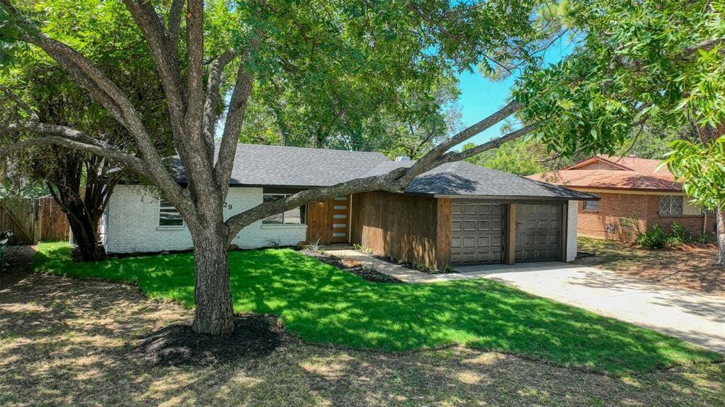 729 Oakwood Avenue, Hurst, TX 76053 729 Oakwood Avenue, Hurst, TX 76053