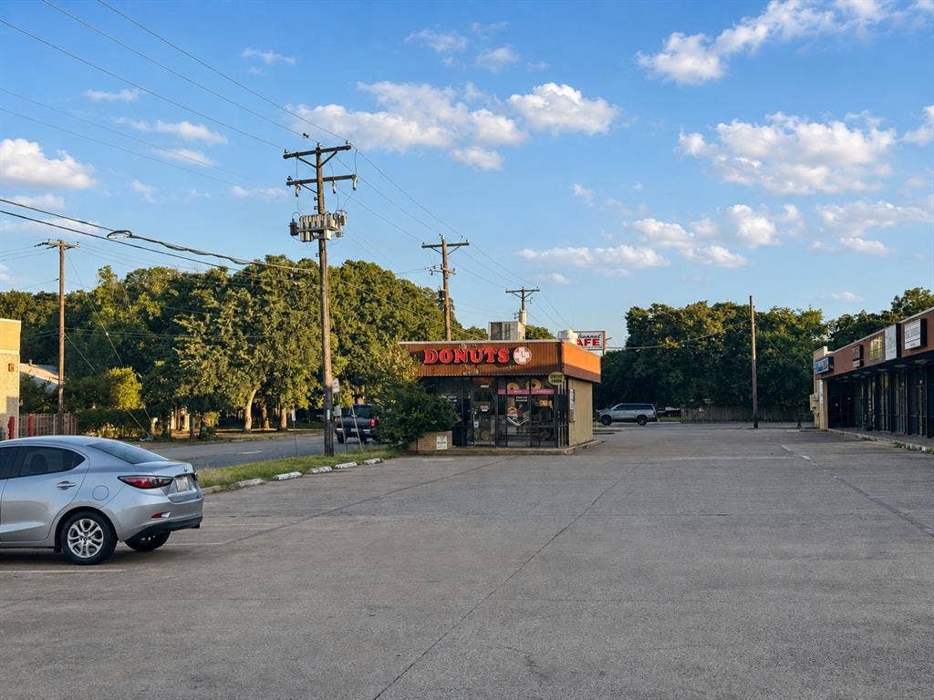 2225 Haltom Rd, Haltom City, TX 76117 2225 Haltom Rd, Haltom City, TX 76117