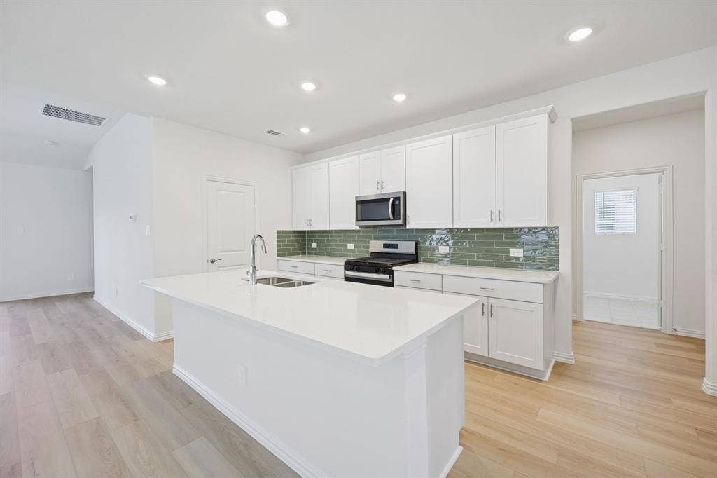 6004 Timberhurst Drive, Princeton, TX 75071 Photo is not of the actual home, but is an inspirational photo of builder’s model home and may depict options, furnishings, and/or decorator features that are not included.