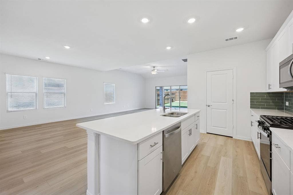 6004 Timberhurst Drive, Princeton, TX 75071 Photo is not of the actual home, but is an inspirational photo of builder’s model home and may depict options, furnishings, and/or decorator features that are not included.