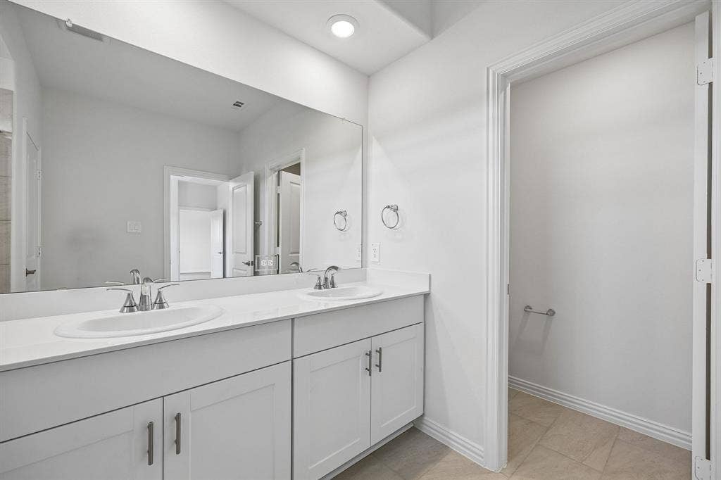 2118 Cottongrass Drive, Sherman, TX 75092 Photo is not of the actual home, but is an inspirational photo of builder’s model home and may depict options, furnishings, and/or decorator features that are not included.