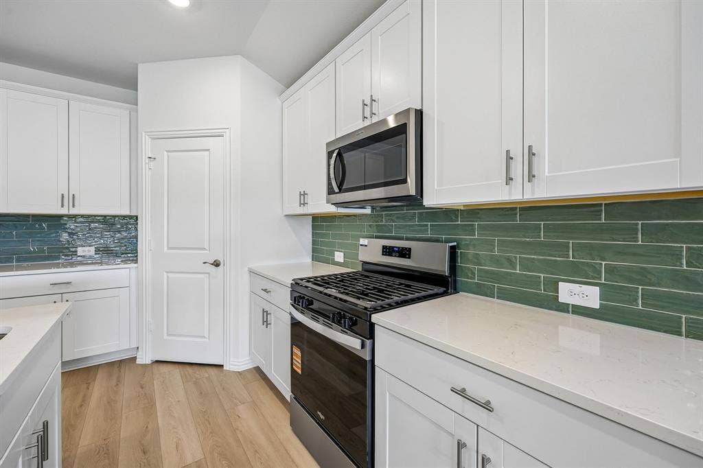 2118 Cottongrass Drive, Sherman, TX 75092 Photo is not of the actual home, but is an inspirational photo of builder’s model home and may depict options, furnishings, and/or decorator features that are not included.