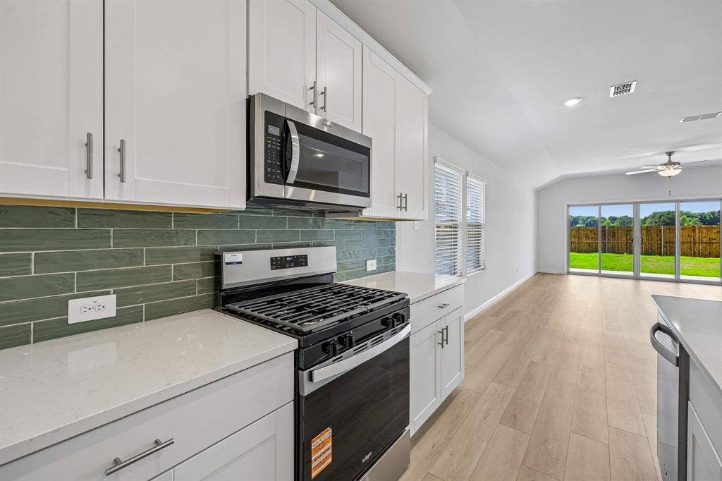2118 Cottongrass Drive, Sherman, TX 75092 Photo is not of the actual home, but is an inspirational photo of builder’s model home and may depict options, furnishings, and/or decorator features that are not included.