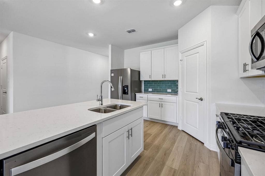 2118 Cottongrass Drive, Sherman, TX 75092 Photo is not of the actual home, but is an inspirational photo of builder’s model home and may depict options, furnishings, and/or decorator features that are not included.