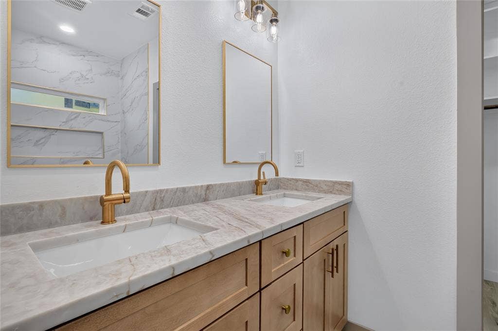712 E 10th Street, Kemp, TX 75143 712 E 10th Street, Kemp, TX 75143