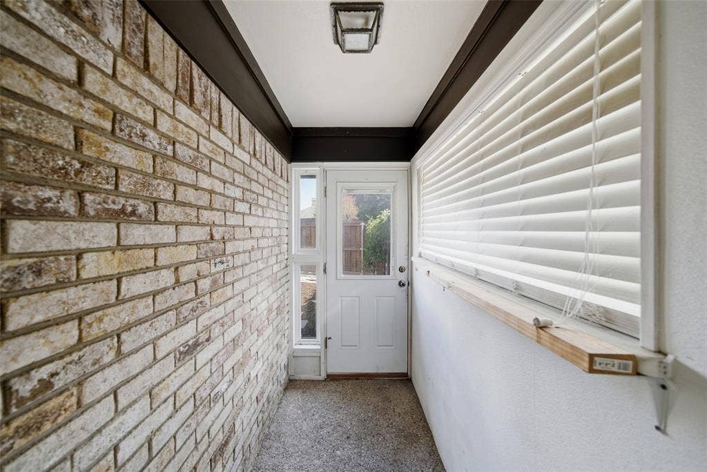 467 Harvest Glen Drive, Richardson, TX 75081 Sweet feature! Mudroom leads to garden on your spacious corner lot.
