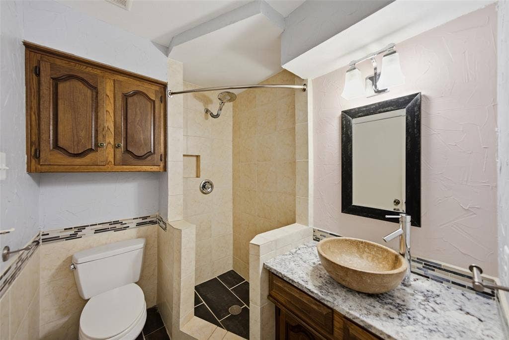467 Harvest Glen Drive, Richardson, TX 75081 This ensuite bath to 4th bedroom could be 2nd primary, in-law suite, living space, workout or gameroom.