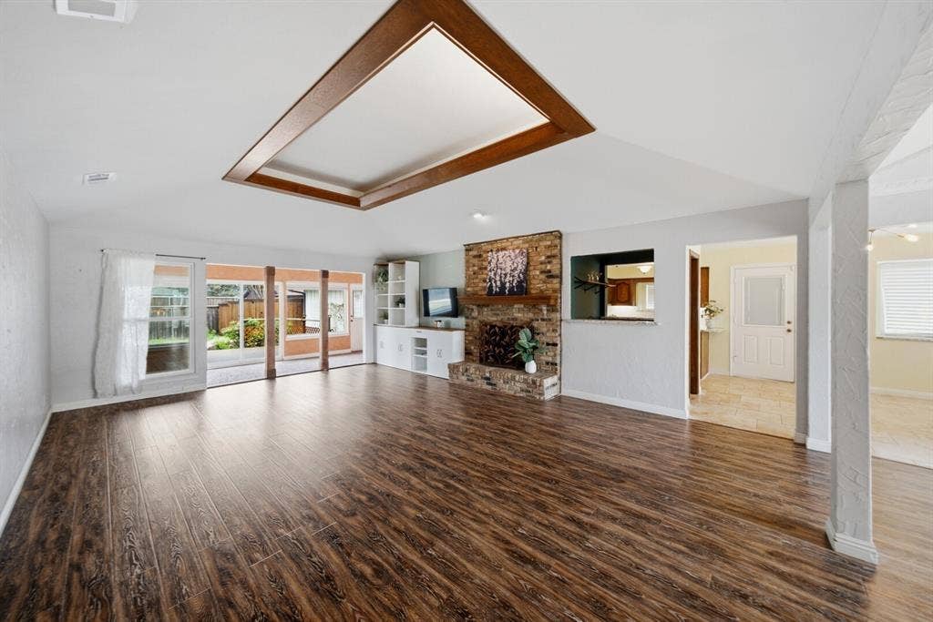 467 Harvest Glen Drive, Richardson, TX 75081 Spacious living room with large windows, natural light, an open floor plan and access to wet bar. Perfect for entertaining.