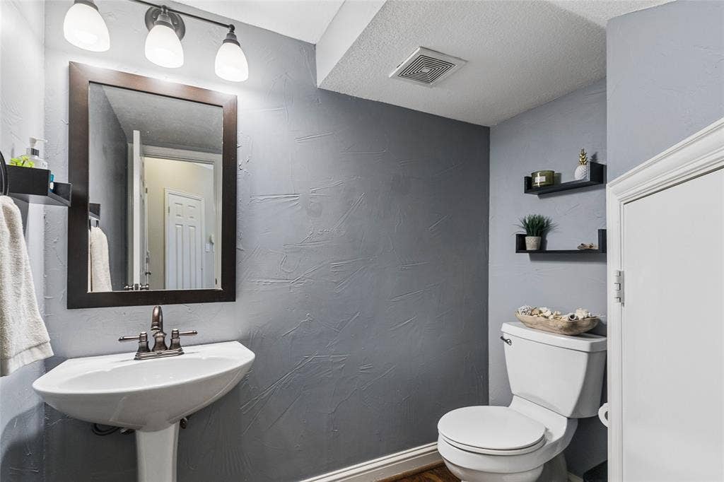 8920 White Pine Lane, Dallas, TX 75238 Downstairs half bathroom