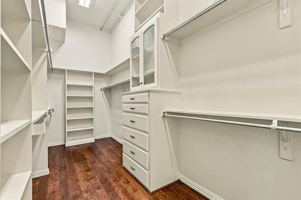 1561 Morris Lane, Frisco, TX 75034 Large Walk-In Primary Closet.