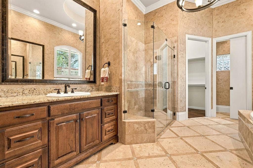 1561 Morris Lane, Frisco, TX 75034 Separate Vanities, Make-Up Desk, Large Shower, Huge Tub, And Walk In Closet.