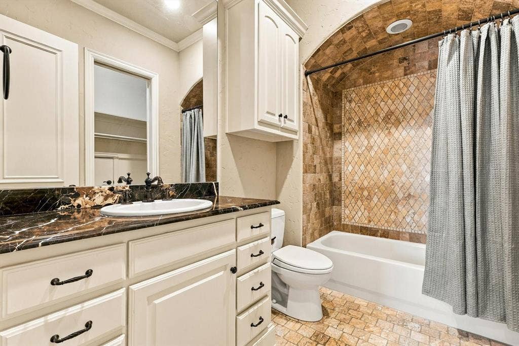 1561 Morris Lane, Frisco, TX 75034 Full Bath.