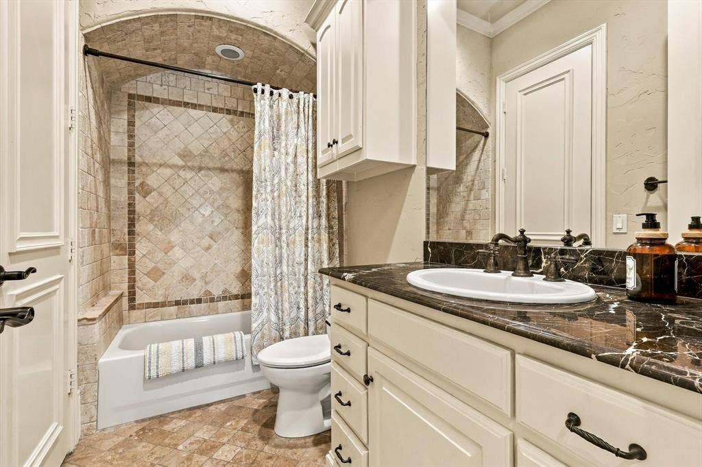 1561 Morris Lane, Frisco, TX 75034 Full Bath.