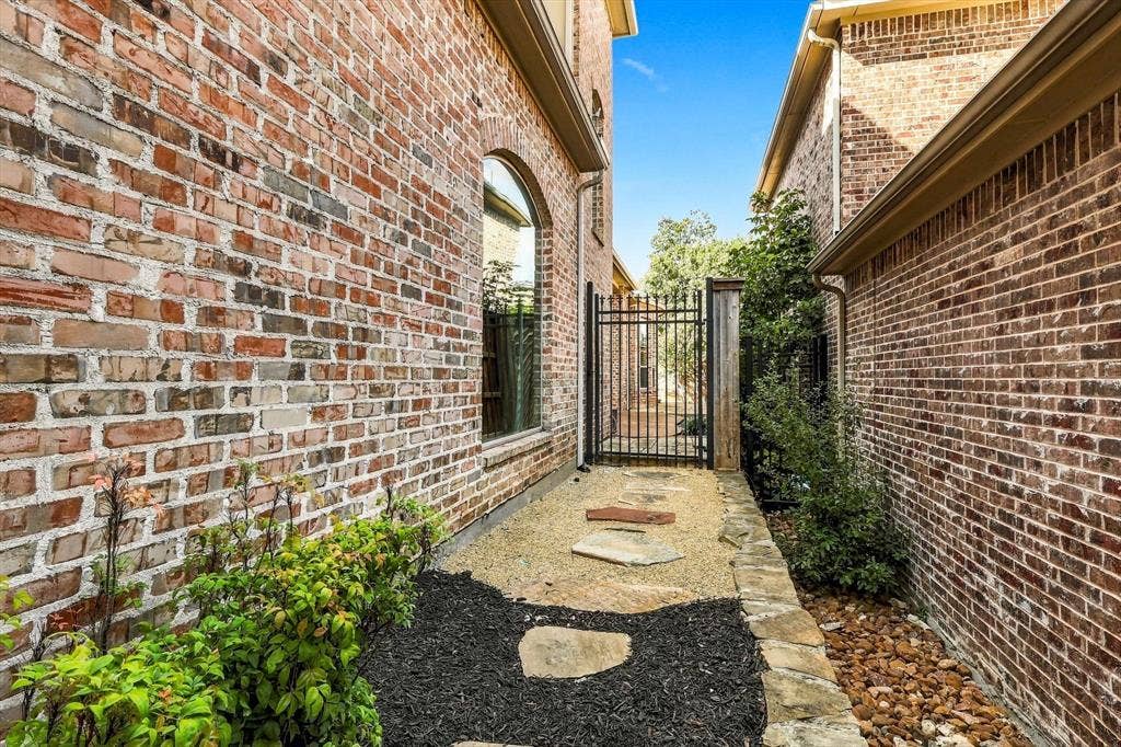 1561 Morris Lane, Frisco, TX 75034 Access To The Back Patio.