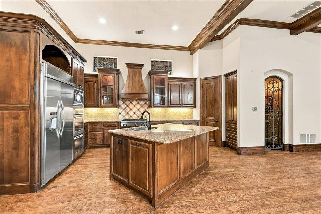 1561 Morris Lane, Frisco, TX 75034 KitchenAid Appliances, Large Serving Island, Plenty Of Custom Cabinets.