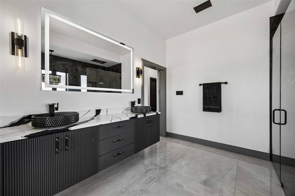 3611 Crosby Street, Irving, TX 75038 Primary Ensuite Bathroom