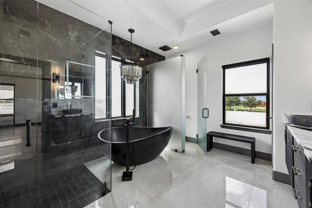 3611 Crosby Street, Irving, TX 75038 Primary Ensuite Bathroom