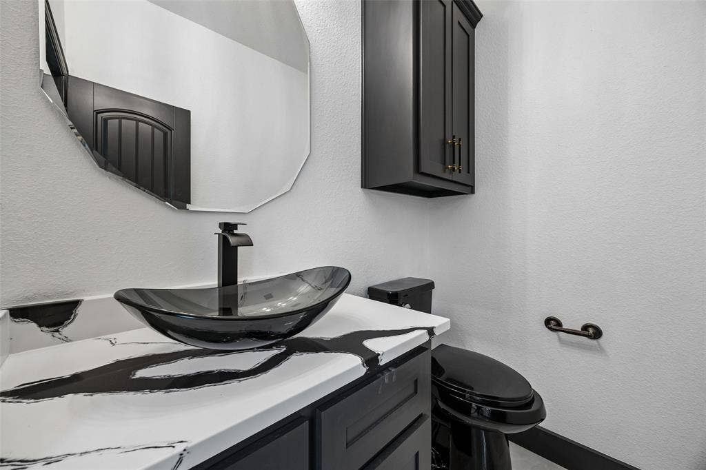 3611 Crosby Street, Irving, TX 75038 Half Bathroom