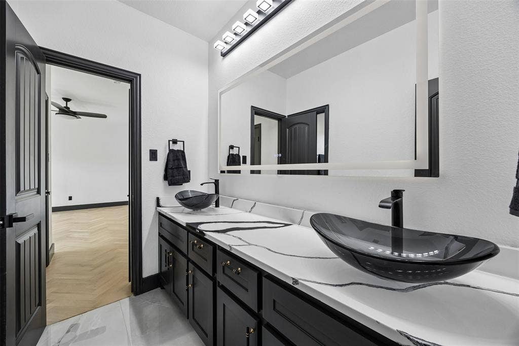 3611 Crosby Street, Irving, TX 75038 Full Bathroom