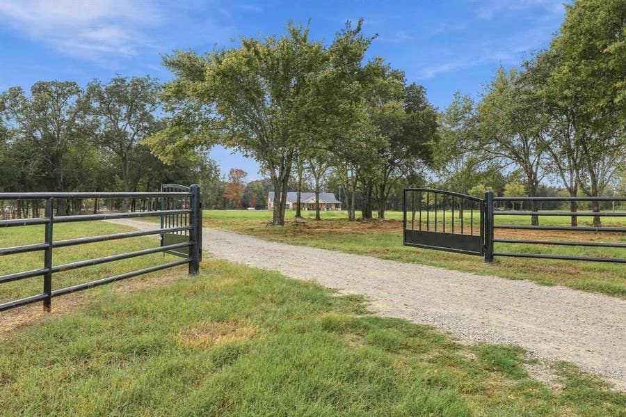 Property photo for 916 Cleve Cole Road, Denison, TX