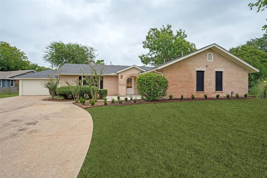 Property photo for 3706 Windsor Street, Irving, TX