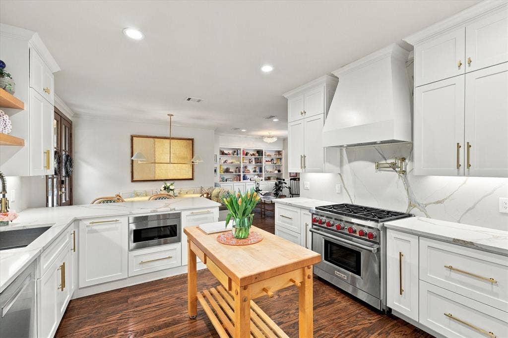 Gas cooktop with stylish Vent-a-hood.