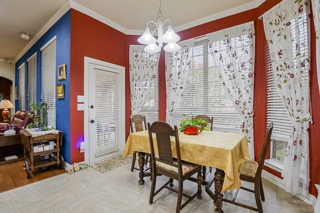 Cheerful atmosphere for a meal that looks out to the patio