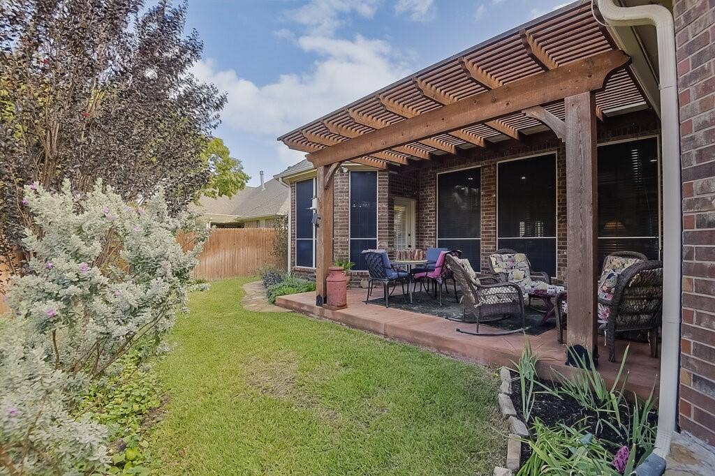 Easy to care for yard, just big enough for your favorite plants.